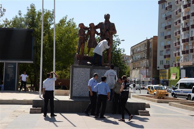 Man detained after attacking Atatürk statue with hammer in Turkey’s southeast