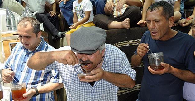 Antalya local eats 2.2-kilograms of honey in three minutes, breaks festival record