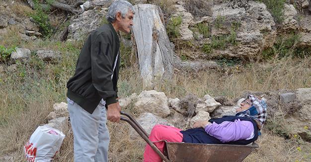 Cancer patient carries paralyzed wife to hospital in wheelbarrow in Turkey’s Kayseri