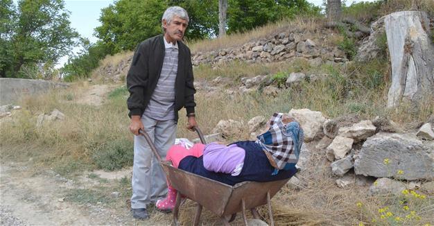 Local authorities lend hand to cancer patient, paralyzed wife in Turkey’s Kayseri