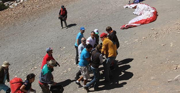 Russian pilot heavily injured after falling 70 meters in parachute accident in Turkey’s Fethiye