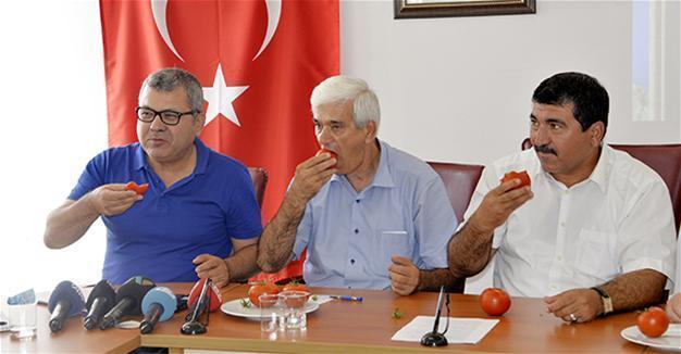Antalya farmer organizations protest Russia’s import restrictions by eating tomatoes