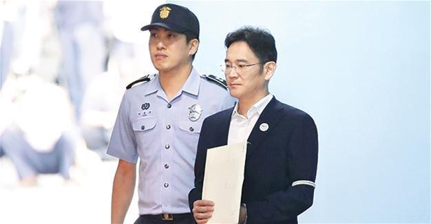 Samsung heir given 5-year jail sentence for bribery