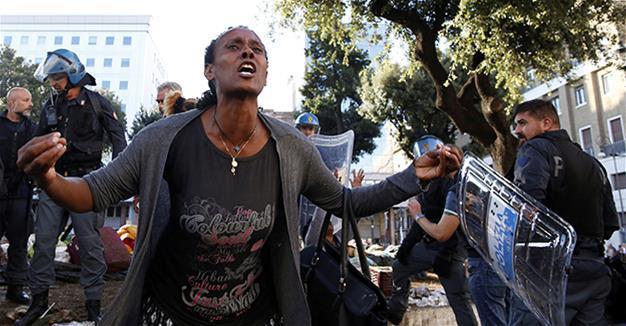 Police clear migrants from Rome piazza with water cannons