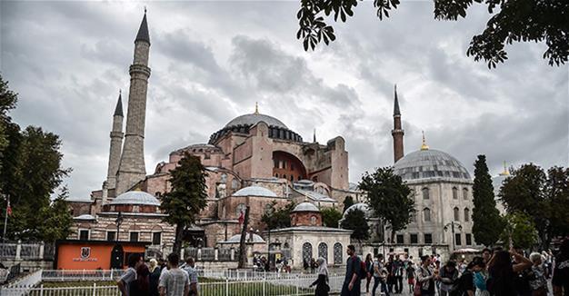 Foreign tourist arrivals into Turkey soar nearly 50 pct in July