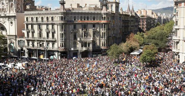 Angry protests in Barcelona as Spain rounds up Catalan officials