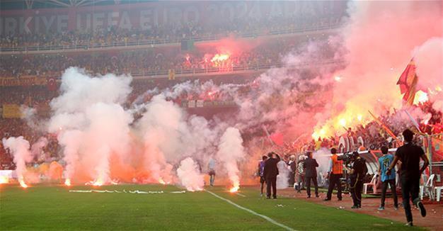 Fans face ‘organized crime’ charges for violence on football pitch