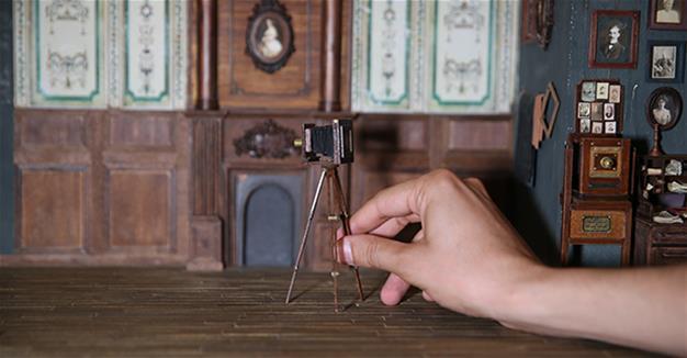 Palm-sized artifacts by Iraqi artist