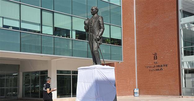 Man who spray-painted Atatürk statue detained in Turkey’s Eskişehir