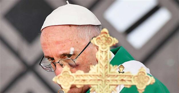 Sporting a black eye, pope urges Colombians to reconcile