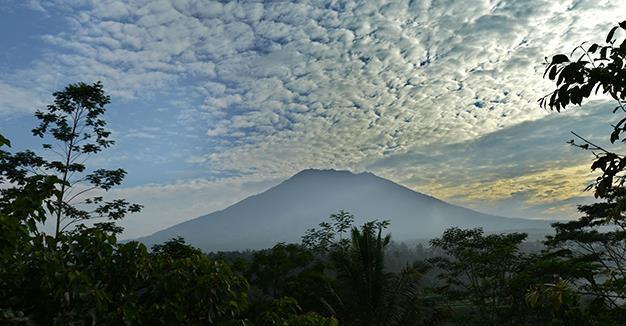 Tens of thousands flee rumbling Bali volcano