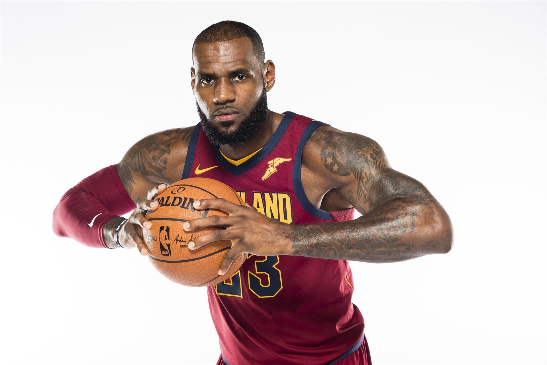James hopes Wade will join Cavs