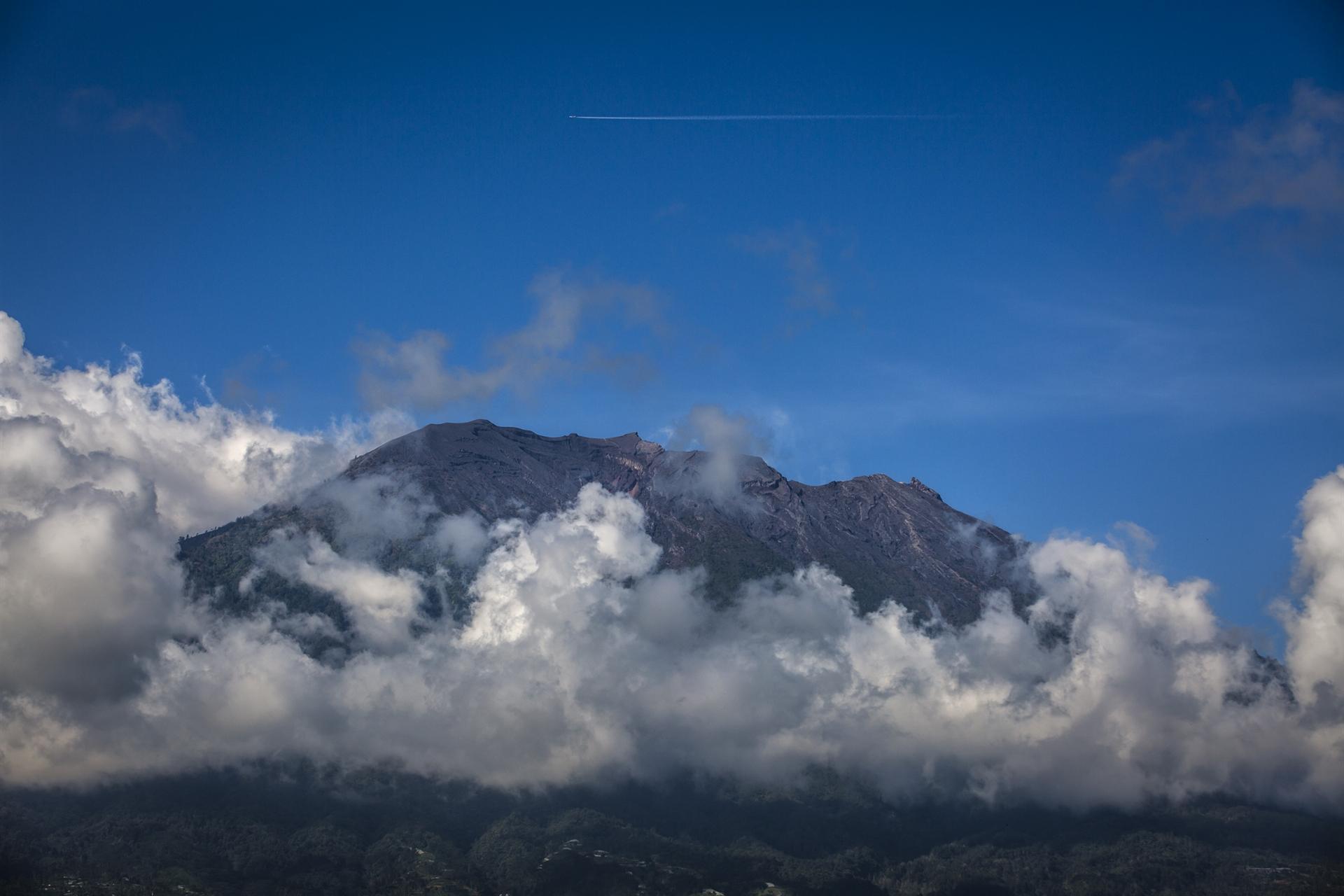 Bali volcano belches steam, sulphur as more evacuees flee