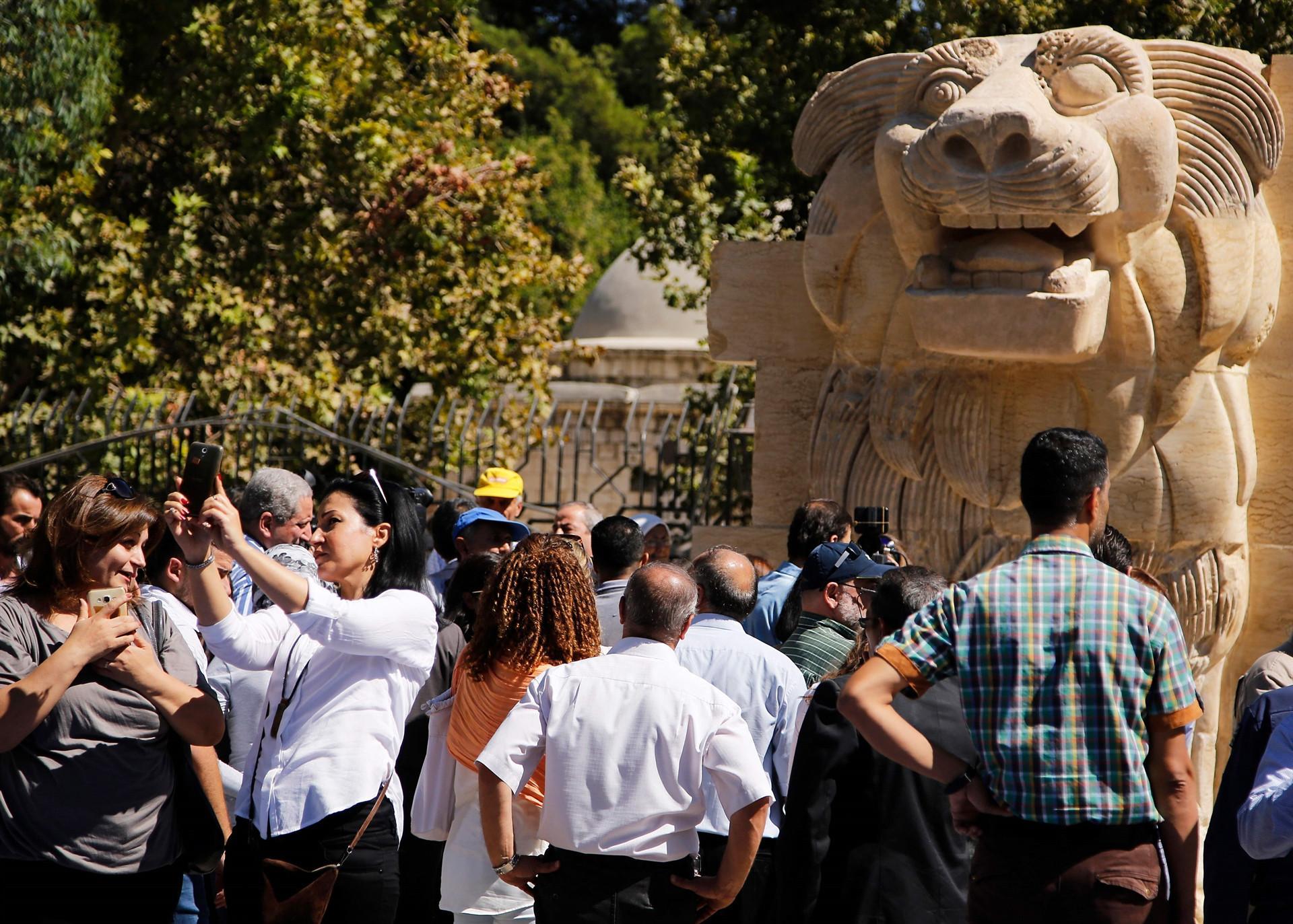 Palmyra statue goes on display in Damascus