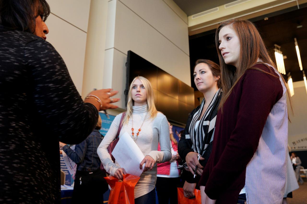 US jobless claims fall; trade deficit narrows on strong exports