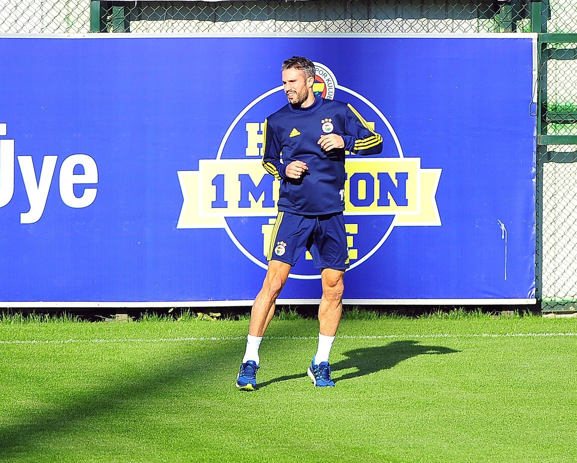 Fenerbahçe’s Van Persie testifies, denies insult allegations