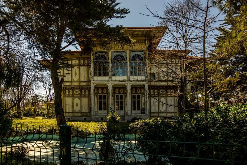 Group attacks Istanbul art show, chants against ‘secularism’