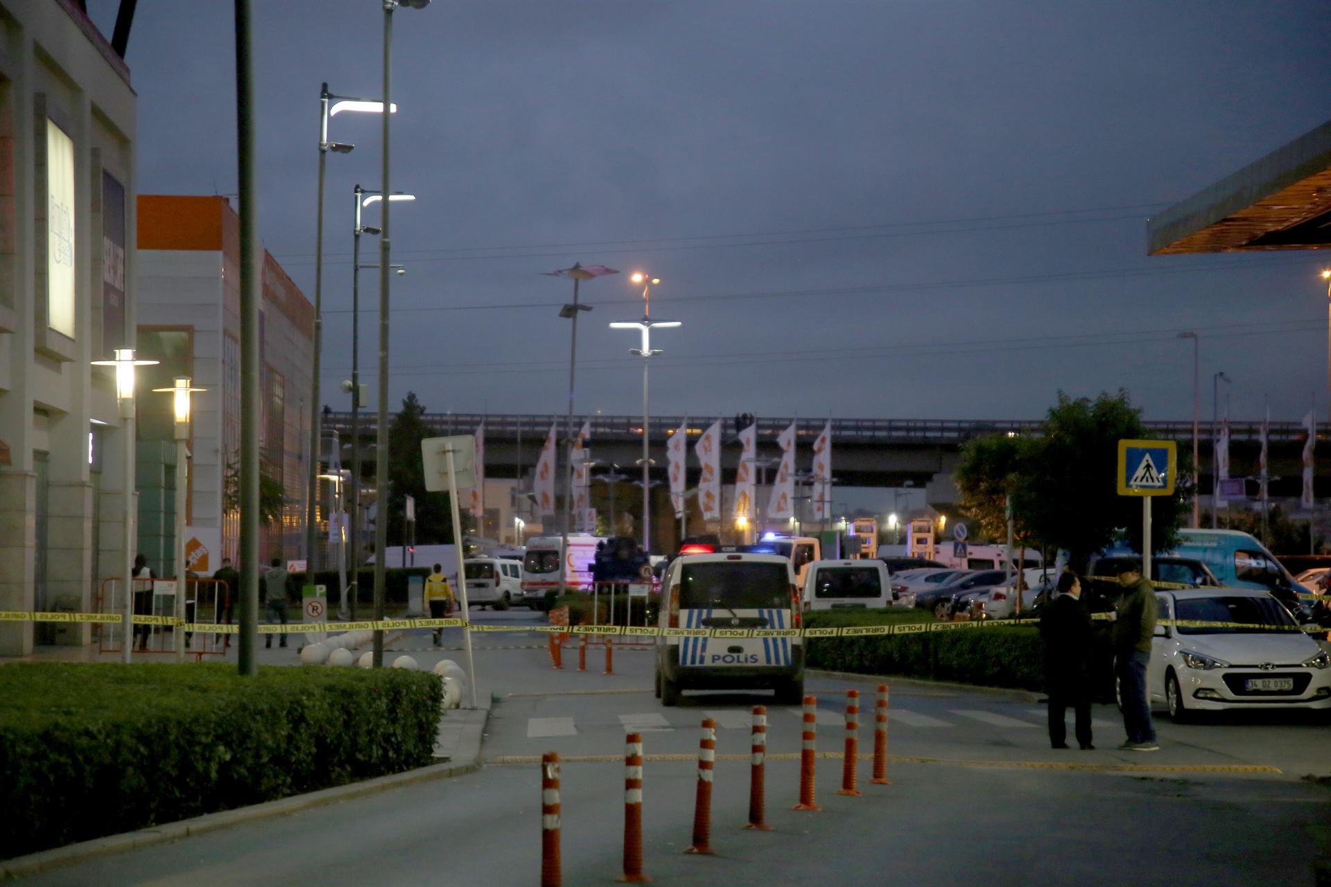 Two ISIL bomb attack plotters are Austrian citizens, police say