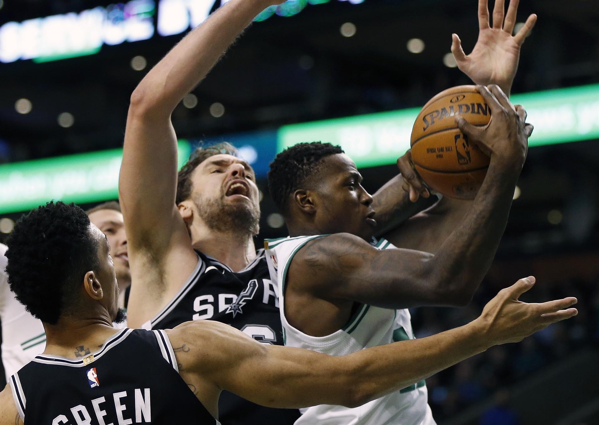 Celtics snap losing streak to injury-hit Spurs
