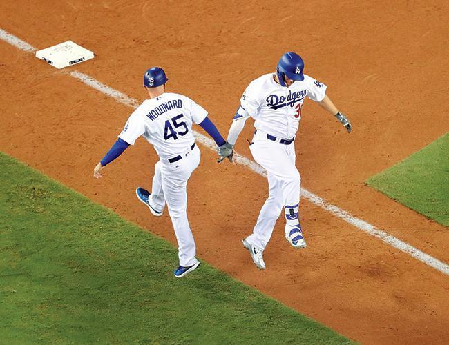 Dodgers down Astros to keep bid alive