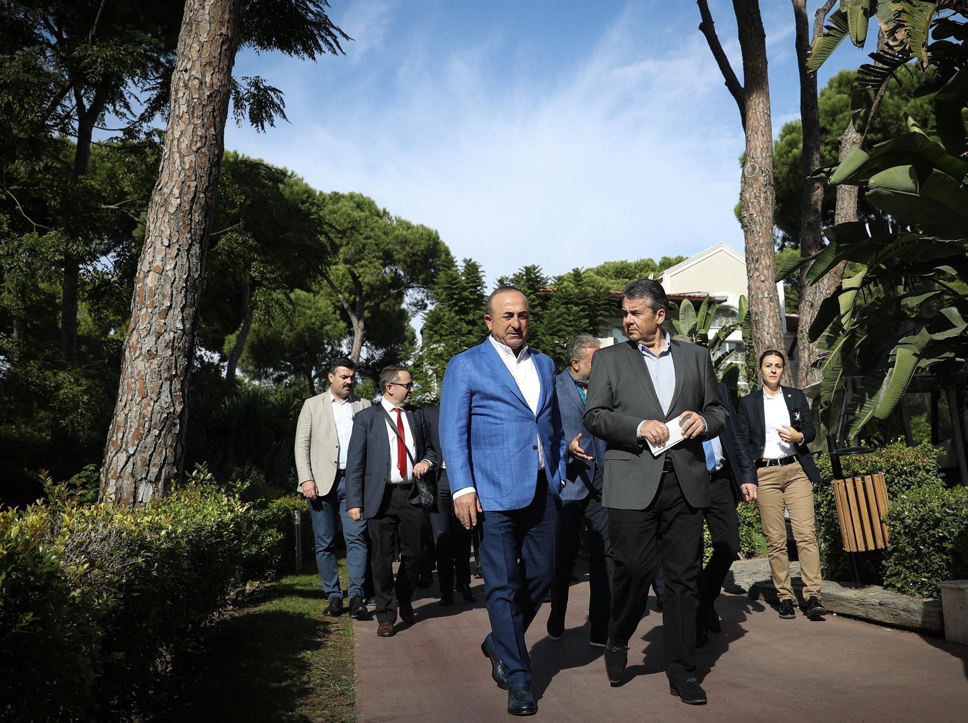 Turkish, German top diplomats discuss ties in a surprise meet