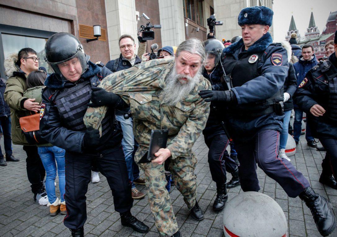 Russian police detain over 400 at anti-Putin protests: monitors