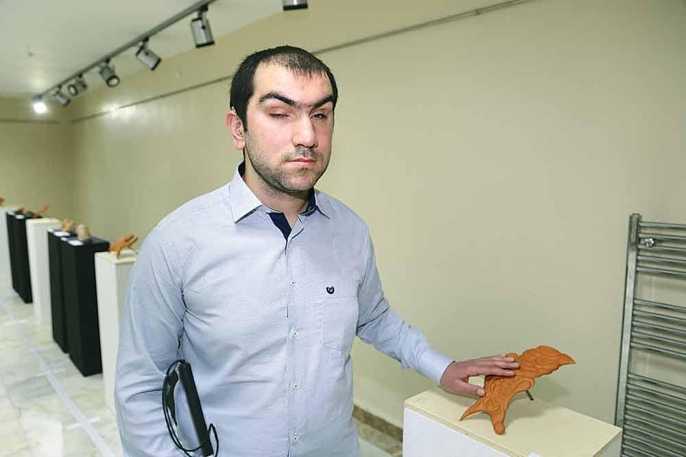 Blind Turkish artist sees the world through pottery