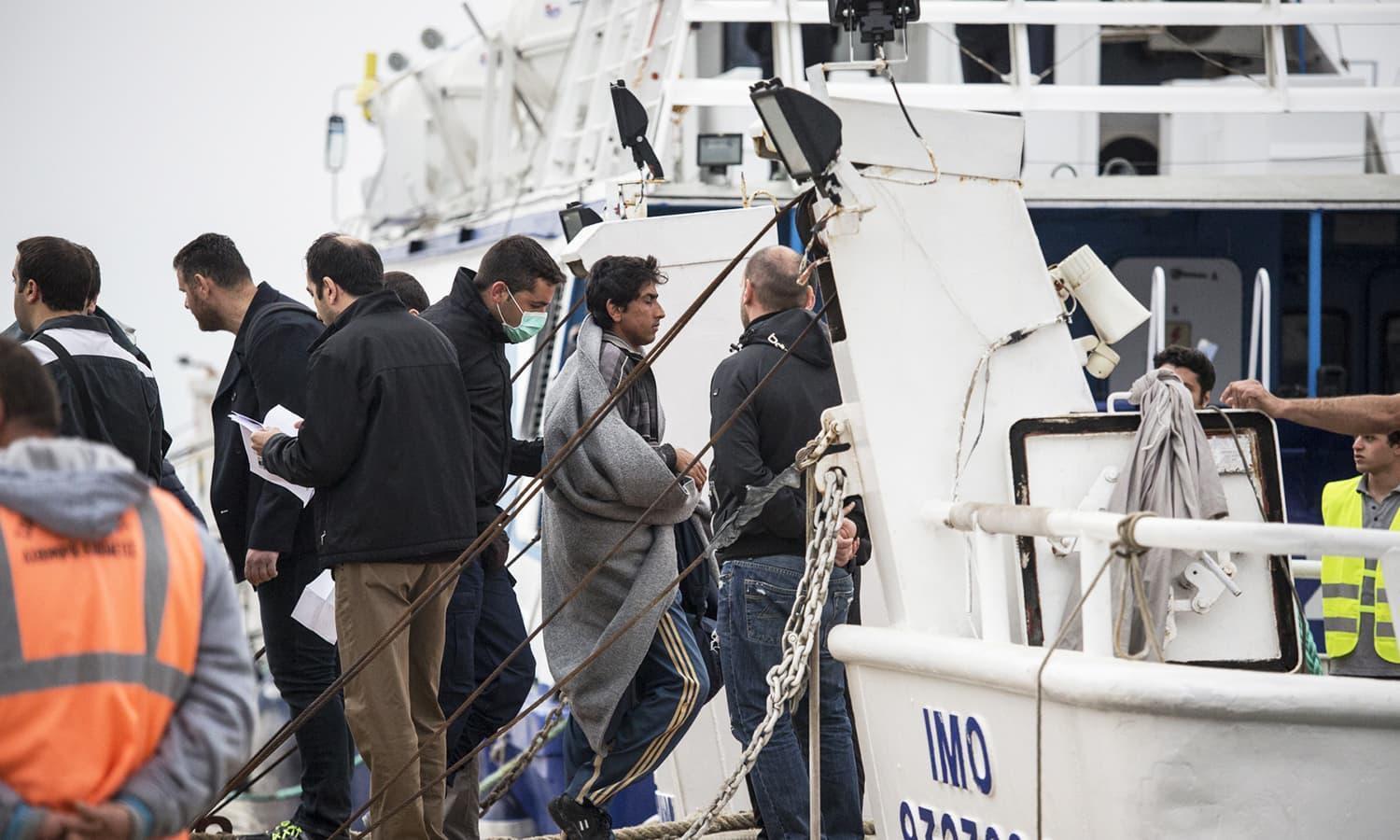 Over 400 migrants detained in anti-trafficking ops across Turkey: Sources