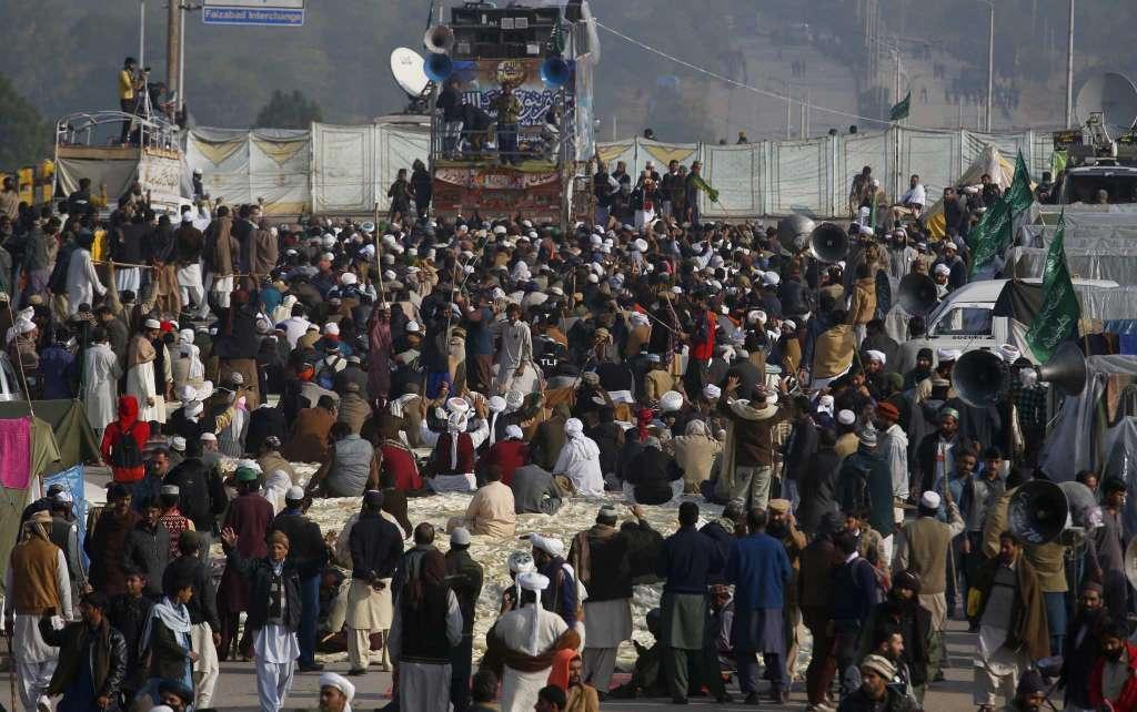 Pakistani government given three days to clear Islamist rally