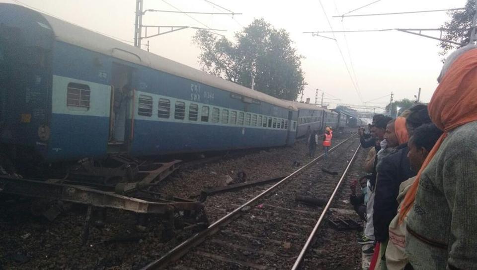 Train derails in India, three killed