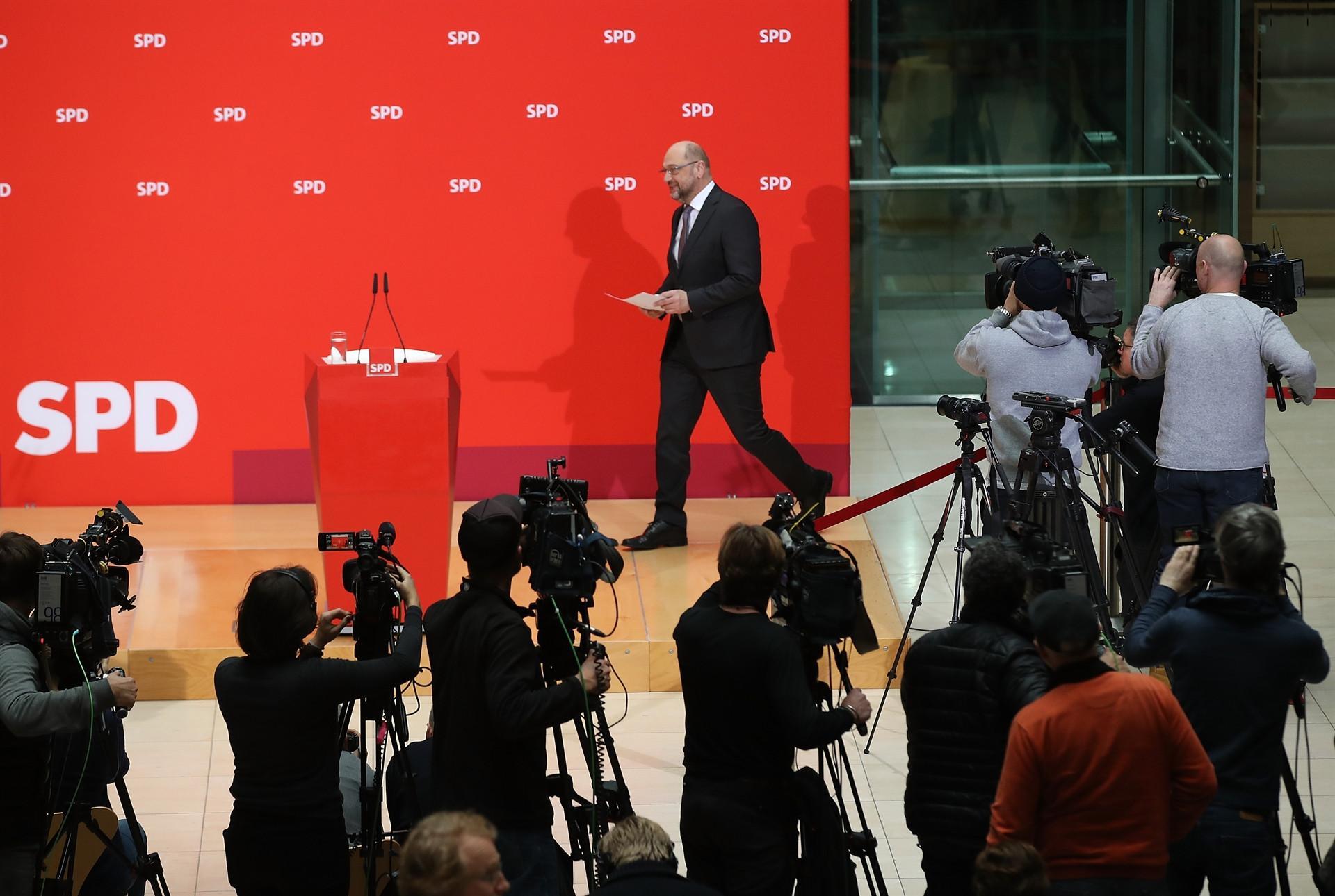 German Social Democrats inch toward Merkel coalition talks