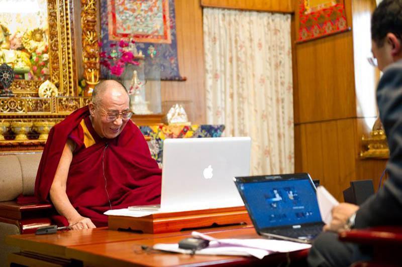 Dalai Lama turns to iPhone to spread app-iness