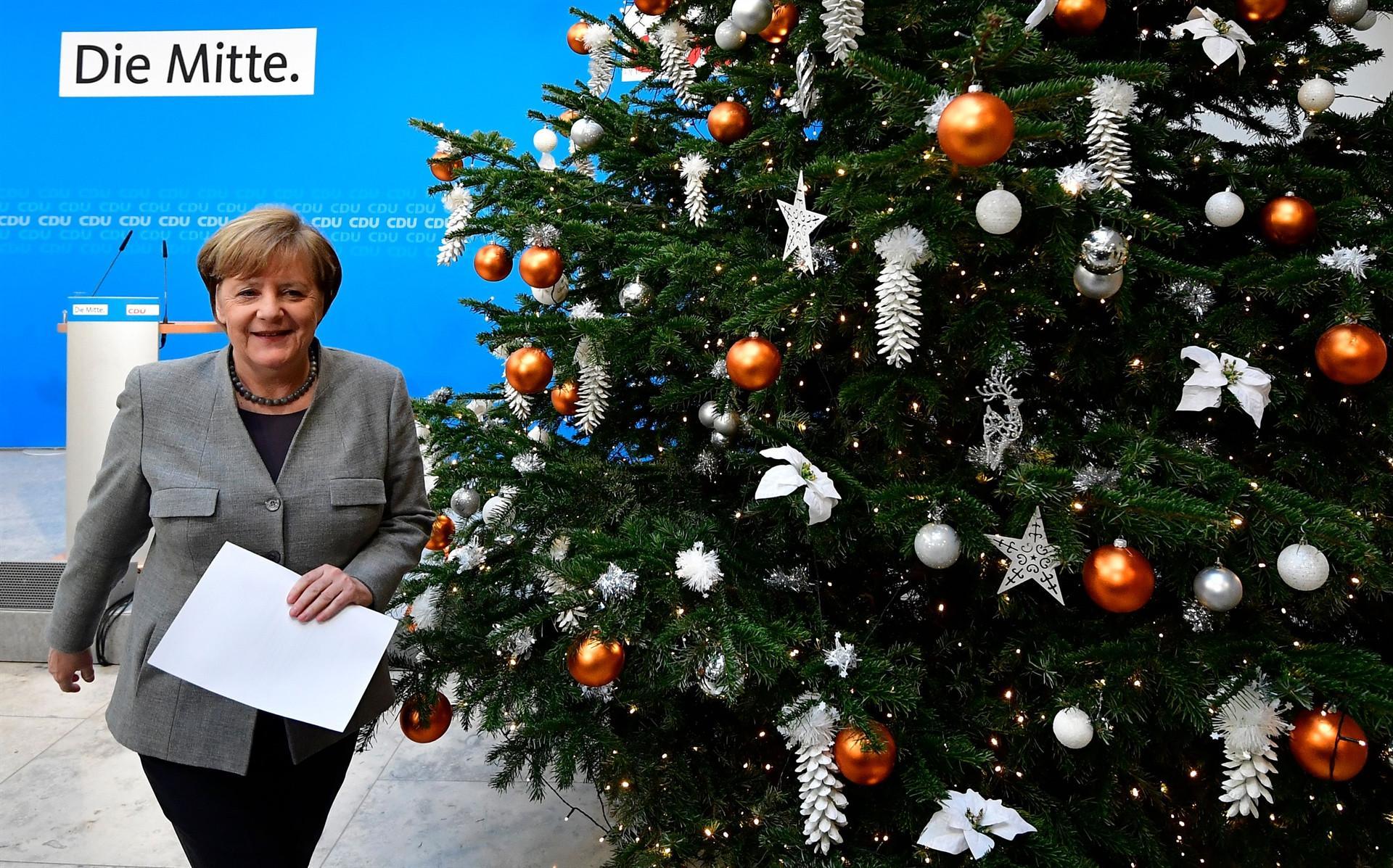 Merkel wants initial coalition deal with SPD by mid-January