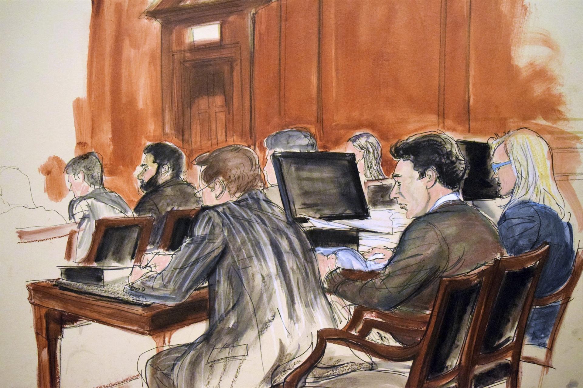 US jury in trial of Turkish banker shows signs of division