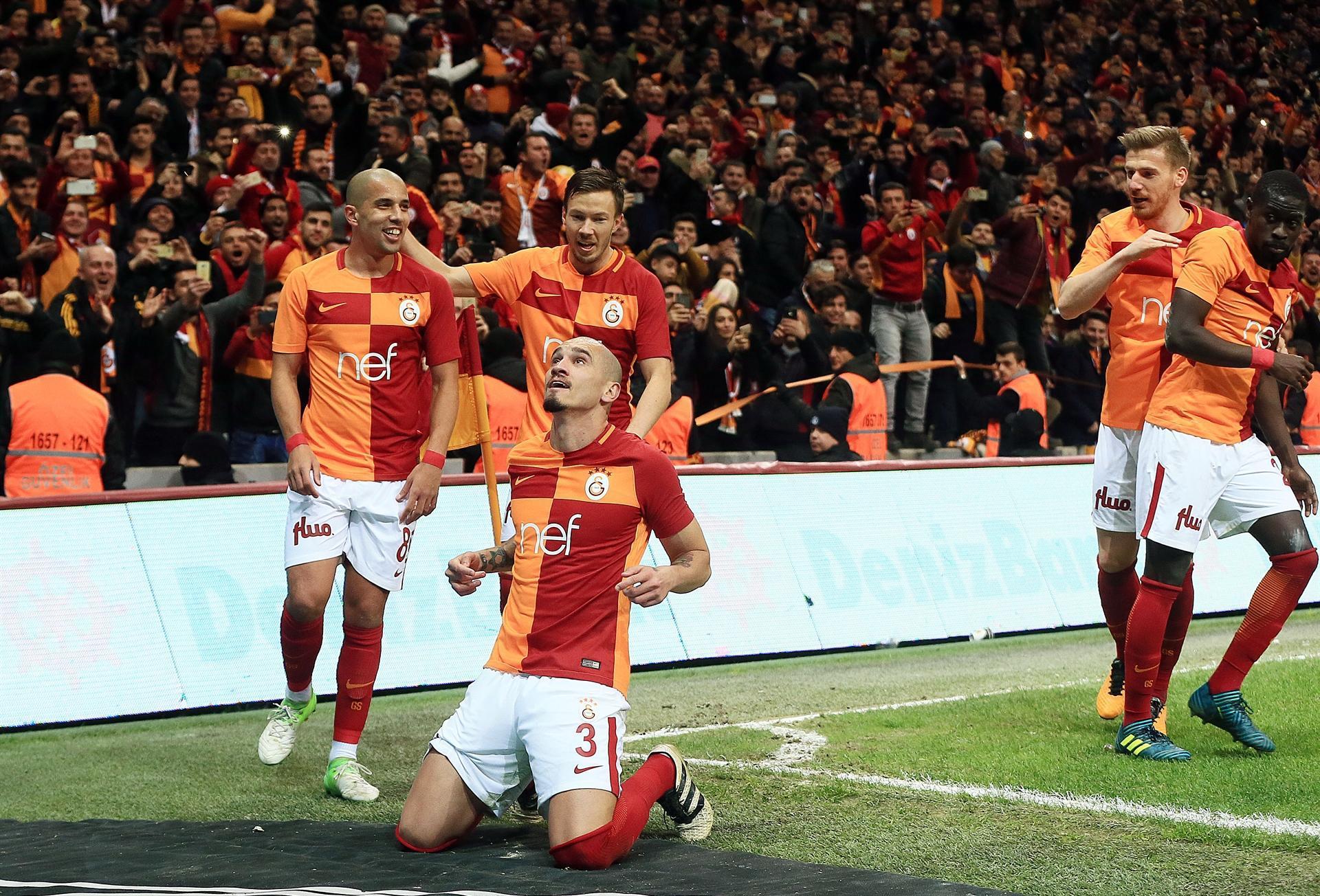 Galatasaray wins to remain in race in Terim reunion