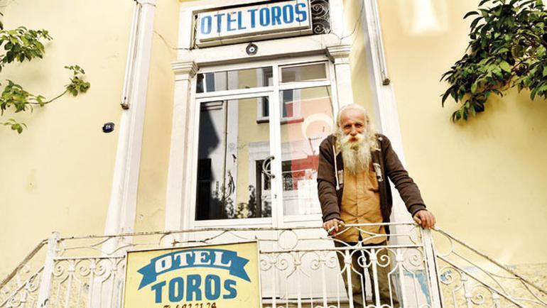 Street filled with hotels becomes home to many lonely souls in Turkey’s İzmir