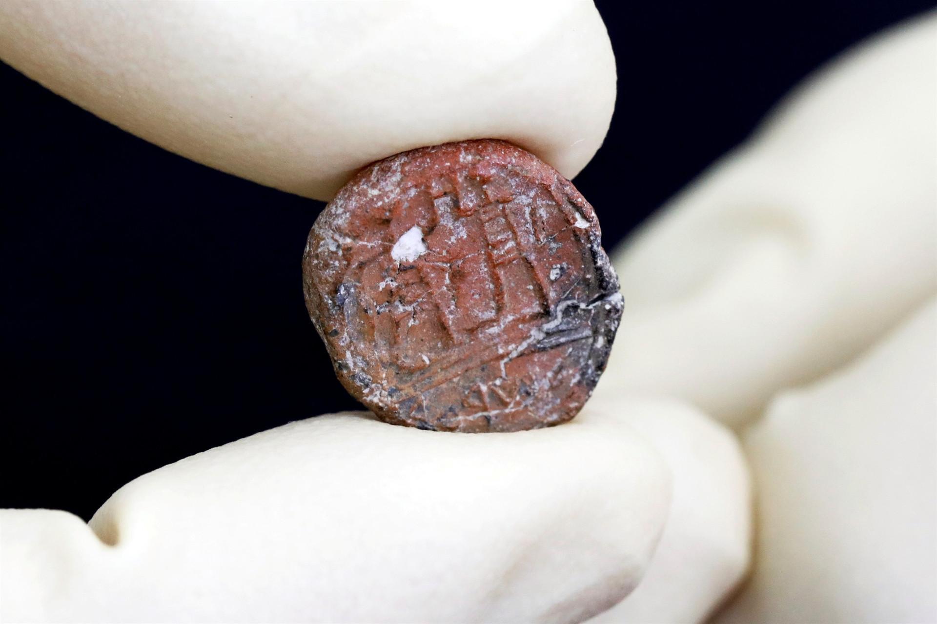 Israel finds 2,700-year-old governor of Jerusalem seal