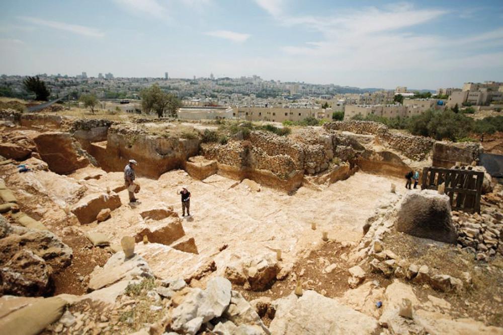 Just off Israeli highway, 500,000-year-old site found