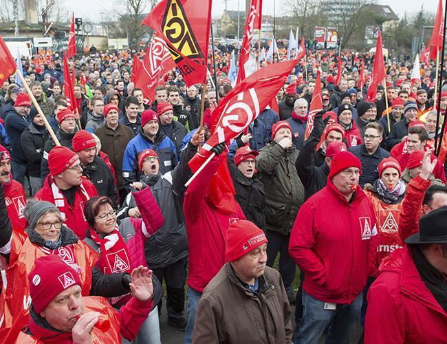 Strike threat looms as labor talks get under way in Germany