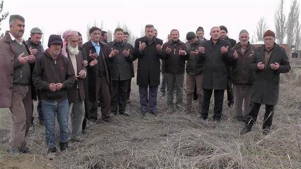 Villagers perform ‘snow prayer’ in Turkey’s Muş