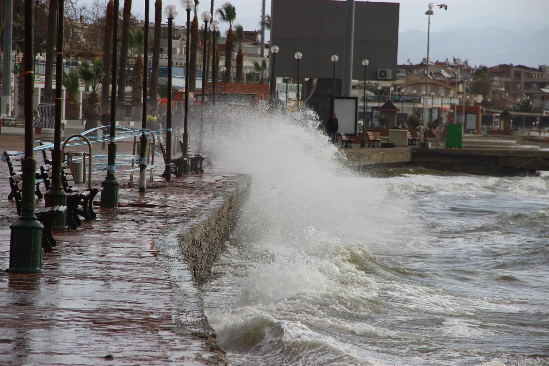 Istanbul, Bursa fast ferry services temporarily canceled due to severe storms