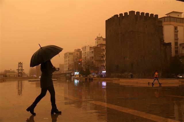 Dust clouds in southeastern Turkey hamper daily life, impairs visibility