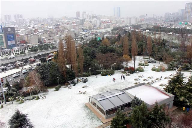 Flash snowfall hits Istanbul