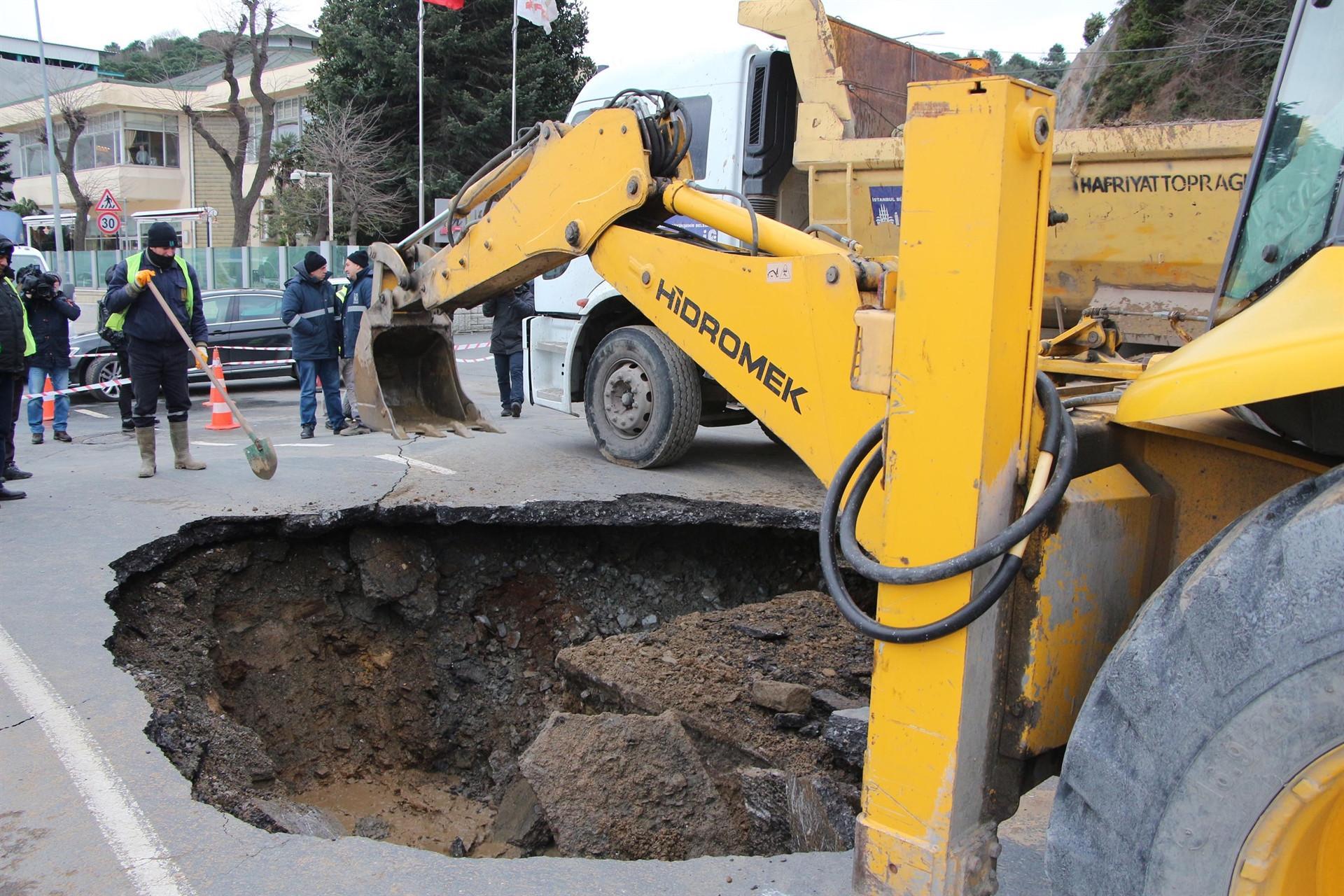 Road collapses in Istanbul’s Sarıyer district as water pipeline bursts