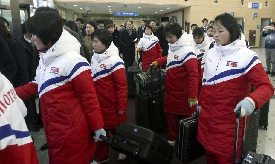 N Korean ice hockey team arrives in South