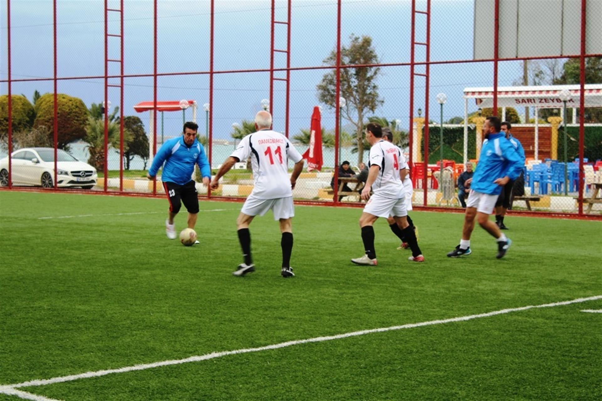 Greek footballers deliver aid to those in need in Turkey’s Ayvalık