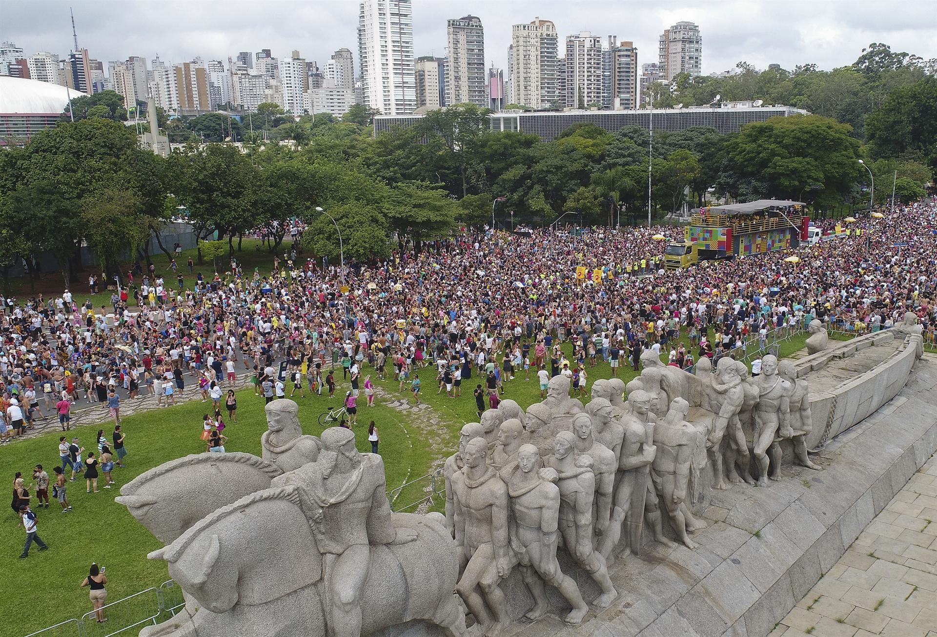 Rio carnival parties attract crowds, but little funding