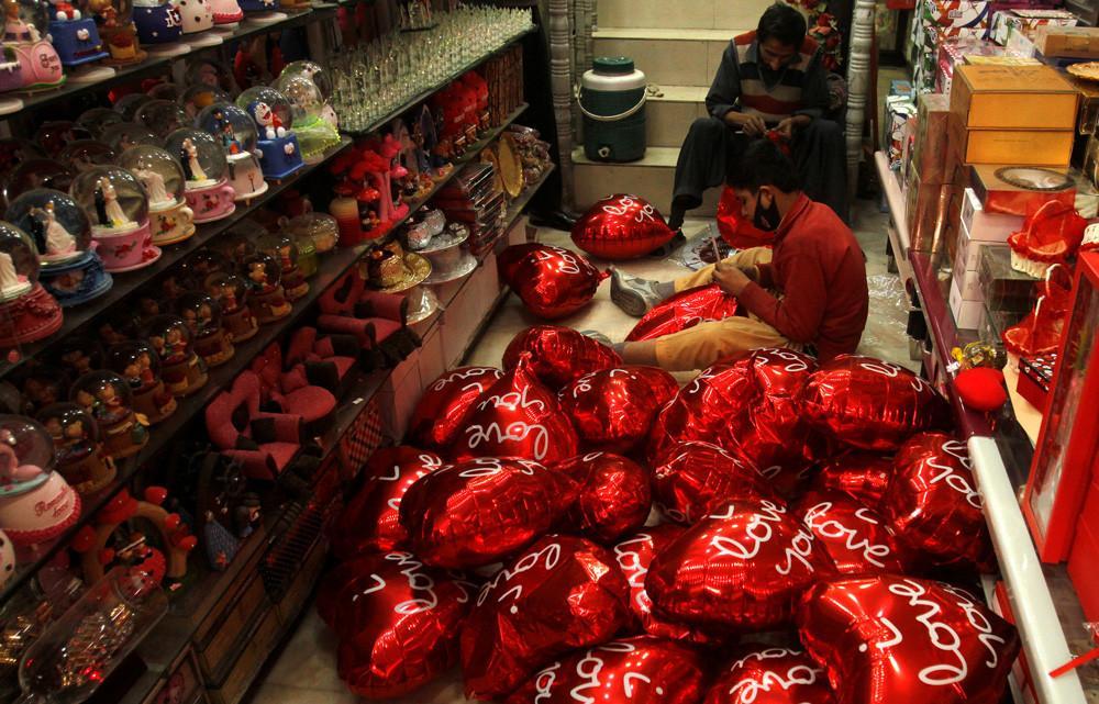Love is in the air, but not on airwaves as Pakistan bans Valentines Day