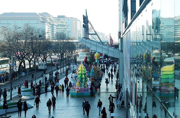 Woman killed, 12 injured in Beijing mall knife attack