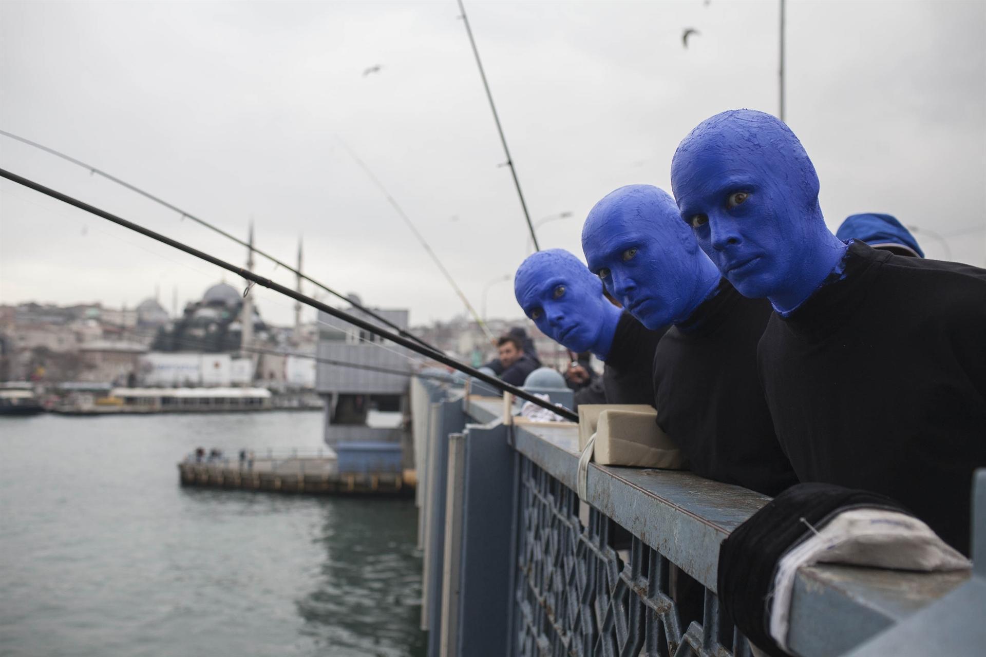 Blue Man Group draws crowds on Istanbul streets